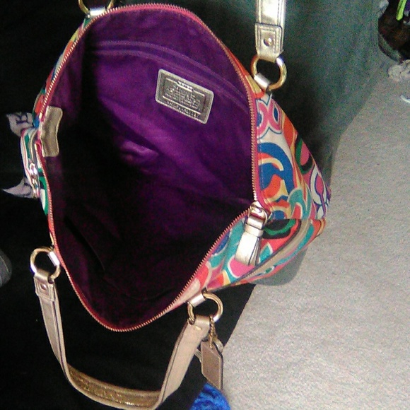 An authentic Coach purse - Picture 4 of 4